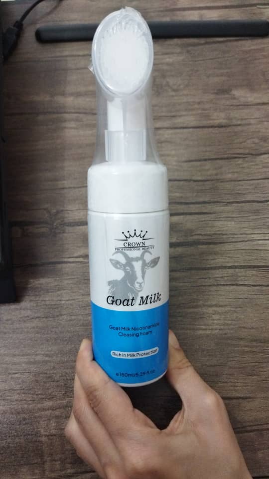 فوم شستشو صورت براش دار شیر بز